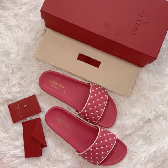 VALENTINO pink leather slides quilted vamp punctuated by iconic studs in white - Picture 10 of 11